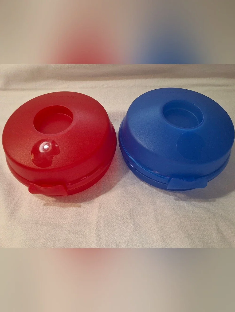 Tupperware Bagel/sandwich Keeper Set of 2 Round Plastic Containers No Smigets
